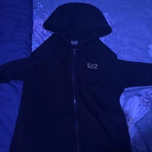 Ea7 Tröja - Ea7 Tröja i storlek L men passar M i väldigt bra skick