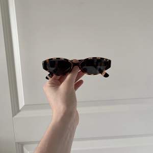 solglasögon från 90talet med nå randigt mönster typ, nytt skick 