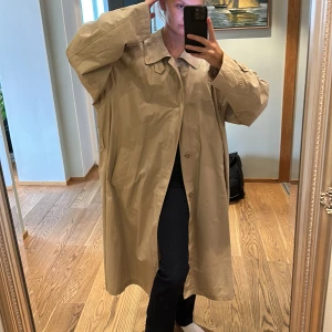 Vintage trenchcoat  - Skit snygg oversized trenchcoat troligtvis storlek 40-L. Jag är 177 bär vanligtvis storlek XS-M. Mycket fint skick och bra kvalitet. 
