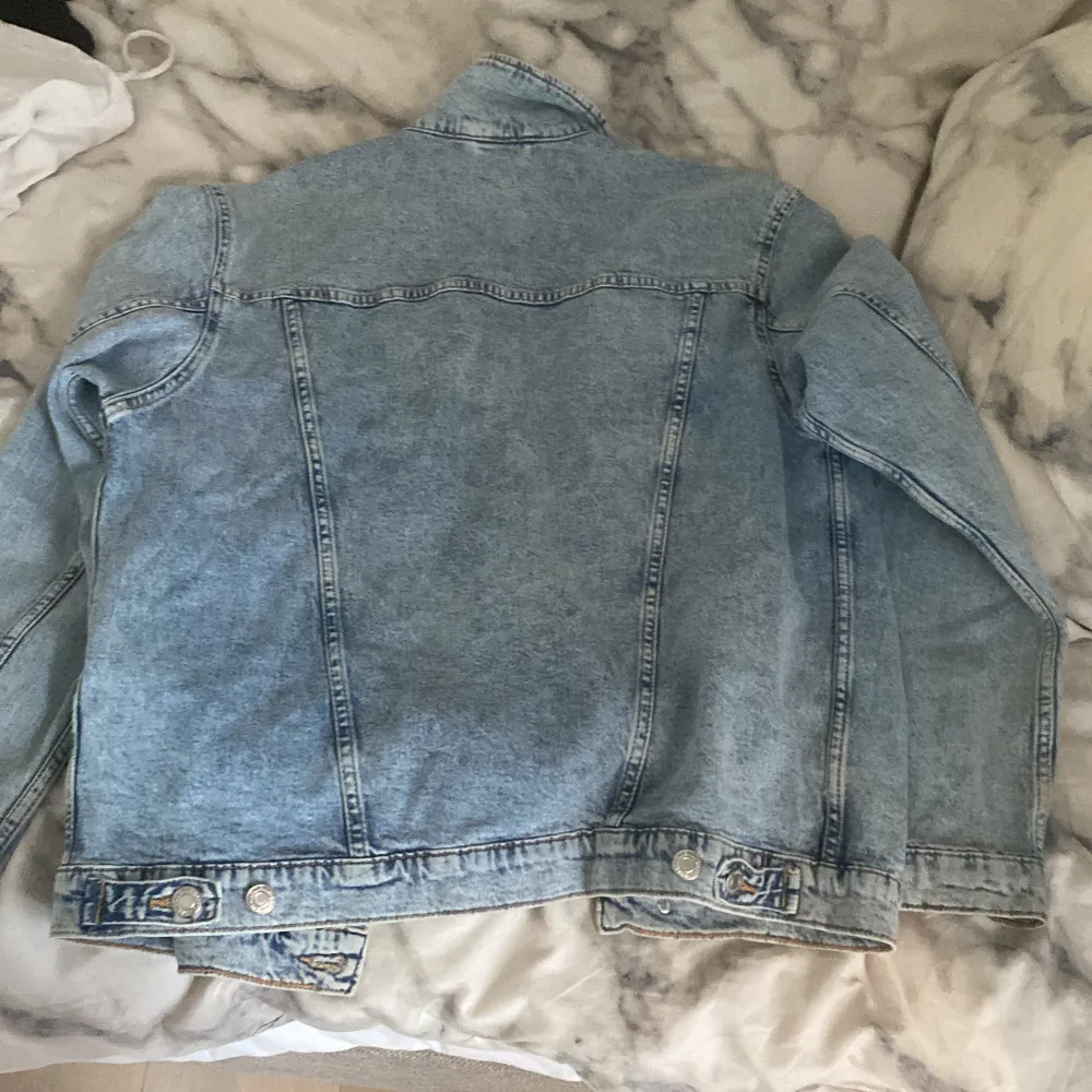 Säljer denna jeansjackan för att jag aldrig har använt den och den är i bra skick❤️ den  har bara hängt i garderoben så nu säljer jag den❤️och den kommer från H&M ❤️❤️. Jackor.