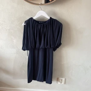 Zara klänning  - Jag är storlek xs/s men köpte denna i L som oversize