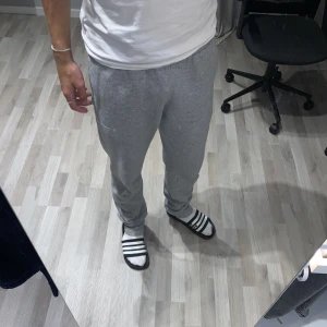 Gråa mjukisar - Gråa mjukisbyxor från champions. Väldigt fint skick. Sparsamt använda! Säljs pågrund av jag växt ur dem. Pris kan diskuteras vid snabb affär!!