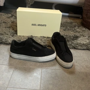 Axel arigato skor  - Säljer mina snygg trendiga Axel arigato då jag inte använder dom längre dom är i ett bra sick köpt på arigato i nk kvitto finns inte kvar original förpackning följer med ny pris 2550 mitt pris 1299