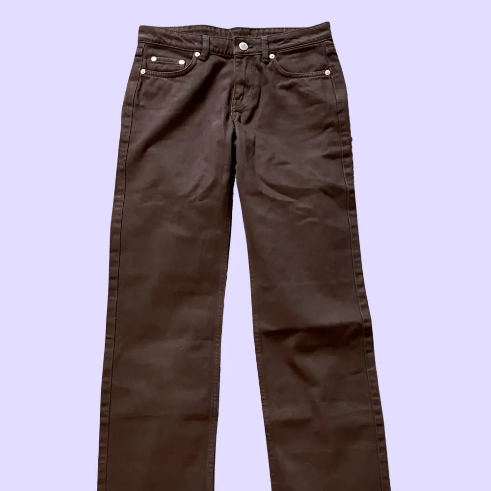 Helt nya och oanvända low rise jeans i mörkbrunt från Weekday som tyvärr visade sig vara för små för mig.  Mått: W25 L32 - jag mätte 36 cm rakt över vid midjan och höftmått som bredast 46 cm rakt över. Jeans & Byxor.