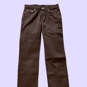 Helt nya och oanvända low rise jeans i mörkbrunt från Weekday som tyvärr visade sig vara för små för mig.  Mått: W25 L32 - jag mätte 36 cm rakt över vid midjan och höftmått som bredast 46 cm rakt över