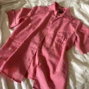 Väldigt cool vintage skjorta  - Snygg skjorta som passar perfekt för en oversized vibe!! Har tuffa detaljer, strl L men passar även mig som är S<3