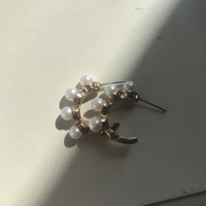 Pärlörhängen - Söta guldörhängen med vita pärlor.