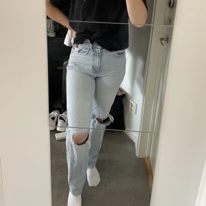 Jeans hög midja slitna knän - Ljusblå jeans med hög midja och lite vidare i längderna 💙 Sliten look med hål för knäna 💙 Normal, skön passform 💙 Mycket gott skick, endast använt ett fåtal gånger 