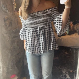 Gullig bikbok off-shoulder topp 🥰🥰 - Säljer denna topp då den inte passade mig så bra. Första två bilderna är lånade. Verkligen gullig och passar nog någon som har lite mindre byst alltså typ a-d kupa!❤️❤️