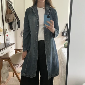 jeanskappa - jeansjacka / kappa!! jag är S som referens och går till knäna på mig som är 173! Säljer då jag är i behov av pengar🫶🏻