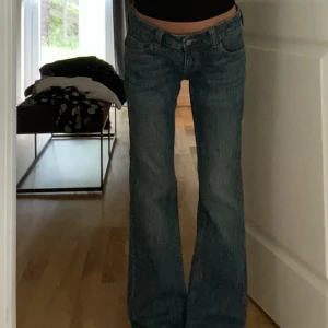 Brandy Melville jeans - Säljer dessa snygga jeansen ifrån brandy Melville. Midjemått: 81 cm, innerben: 79 cm💗Betalar endast med Swish, köparen står för frakten❤️jag är ca 163