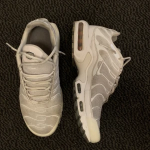 Nike Tn - Ett par Tn skor som säljes då jag inte använder dom. Använda en del men endast lite smutsiga, inga skador på skorna. pris kan diskuteras