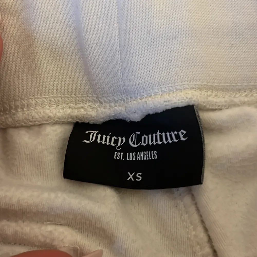 Ett par vita Juicy Couture byxor i storlek XS💛 Använt ca 5-6 gånger och använder aldrig💞 pris kan diskuteras💜. Jeans & Byxor.