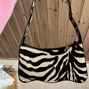 Väska - Säljer denna söta väskan från nakd köptes för 499 kr  Säljer den för 199 kr 