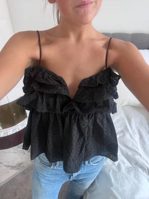 Svart topp - Så söt svart topp från zara! Superfin till alla olika årstider