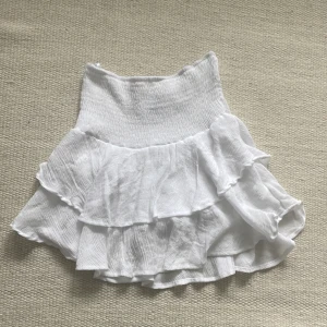 Vit volangkjol - Vit volangkjol i storlek S. Använder inte därav säljer jag den. Köpt på Shein🥰