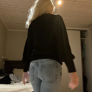 Svart blus  - Säljer en lite tjockare blus som är perfekt till hösten/ vintern. Den är lite glittrig i färgen och är i stolek S