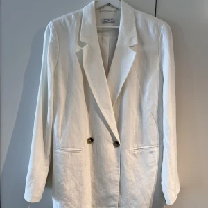 Linnekavaj LINDEX extended  - Vit linnekavaj. Använd ett fåtal gånger, hel och fin. Yttertyg: 48% Viskos, 37% Lin ,15% bomull. Foder: 100% polyester.