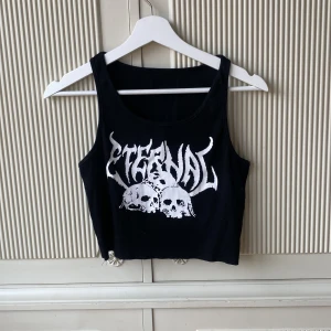 Tank top - Super cool tank top som säljs då det inte ritkigt är min stil. Köpt för länge sen så vet tyvärrninte exakta märket💘 Bara att skriva vid eventuella frågor🤗 obs. Sista bilden är lånad & står storlek M på lappen men skulle snarare säga att det e en normal S