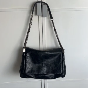 Zara väska - Säljer min fina zara väska. Inga defekter förutom lite på kedjan men inget man tänker på. 💕nypris 399:- SÅLD