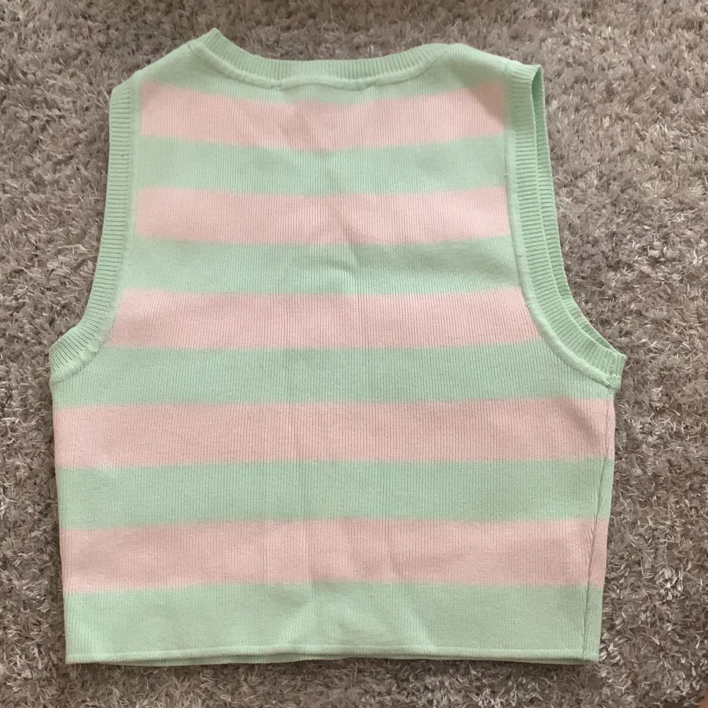 Rosa grön zara tröja i storlek s. Bara använd några få gånger och är i ny skick. Säljer för att jag inte använder den.. T-shirts.