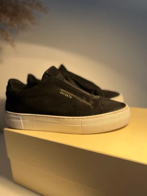 Axel arigatos mocka plattform clen 360 - Säljer mina älskade axel arigato skor. Dom är i jätte fint skick och inte använda många ggr. Lådan finns frf kvar