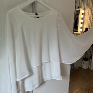 Vit blus  - Jätte fin blus som är använd 2 gånger! Säljer eftersom den inte kommer till andväning! 