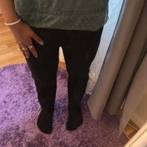 Svarta straight jeans - Ett par super snygga svarta jeans från monki ! Dessa är straight jeans i storlek 27! Om ni har några frågor, tveka inte att höra av er!💕