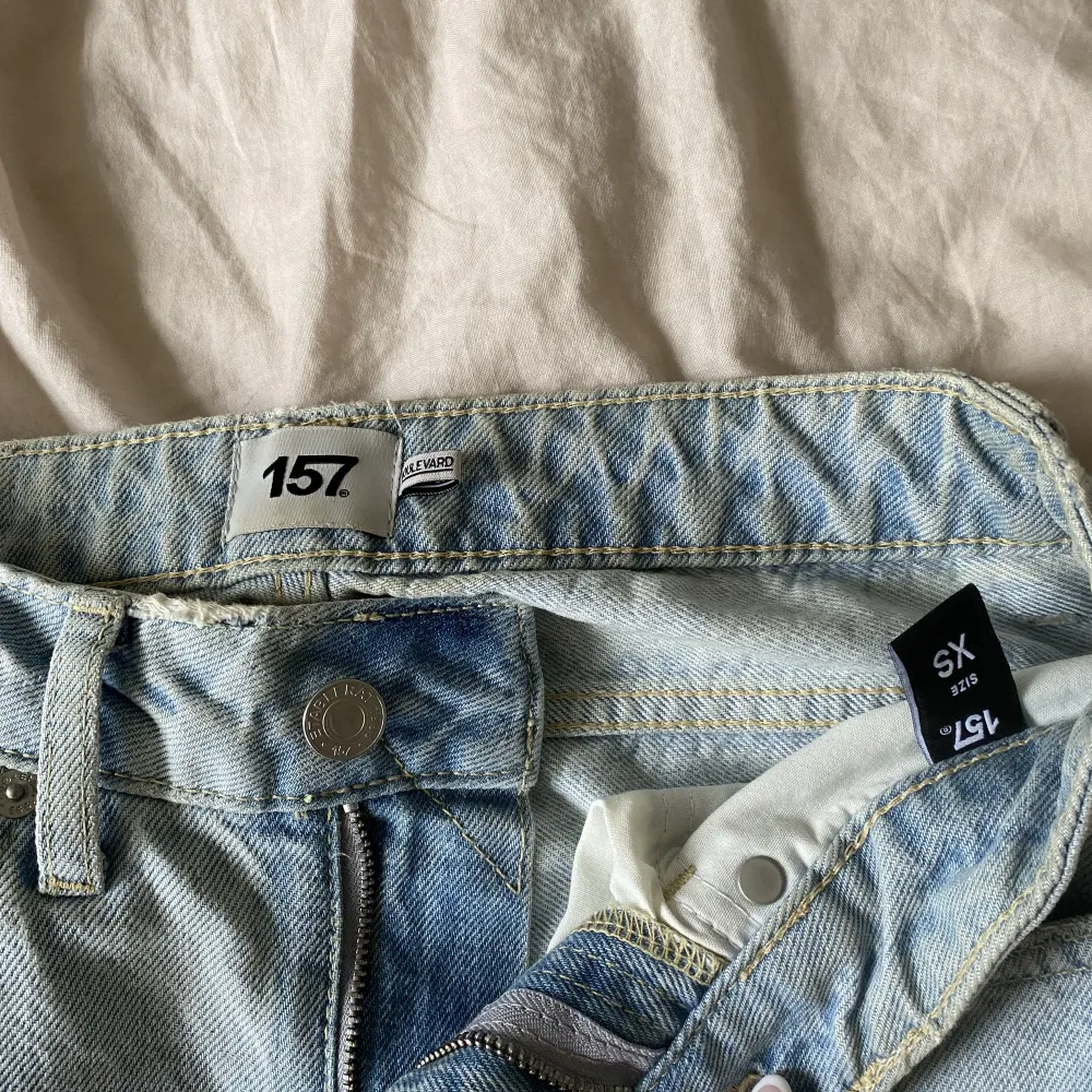 Säljer mina knappt använda jeans från Lager 157! Dessa är med high waist och vidare i benen! Dom är i super gott skick och passar både xs och s💓 ANVÄND KÖP DIREKT. Jeans & Byxor.