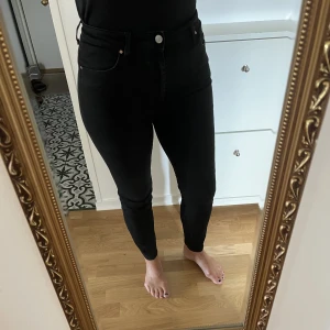 Bikbok jeans - Svarta jeans från Bikbok. Never denim peachy high 99. Fint skick! Nypris 599 kr.