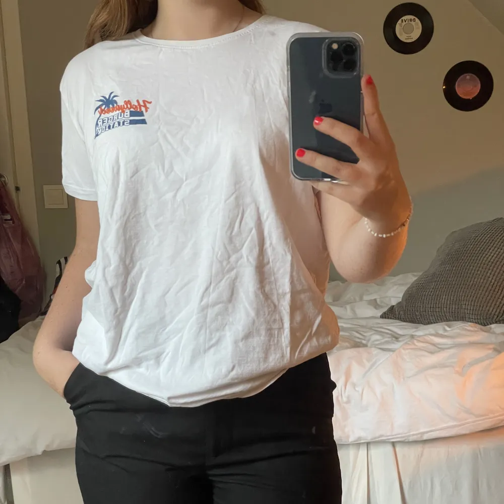 En snygg vit t-shirt med tryck på både fram- och baksidan. Tröjan är i storlek L och är från Saliga, men passar en M också🥰. T-shirts.