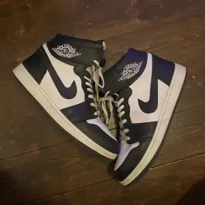 Säljer Ett par jättefina fake air jordan 1. Använda fåtal gånger men är i mycket bra skick. De är i storlek 40 men oassar mig som har st 39 i skor. De liknar de riktiga jordan 1  För mer information och bilder kontakta mig 🩷