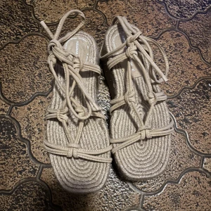 Sandaletter  - Nypris: 429kr Säljer för 200kr. Använd endast 1 gång!  Kan mötas upp i Stockholm! Säljs pga behöver pengar akut 🚨 