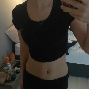 Gullig topp💋 - söt topp som man kan matcha till söta sommar outfits! Inga defekter bara lite för liten för mig tyvärr!🥲💞