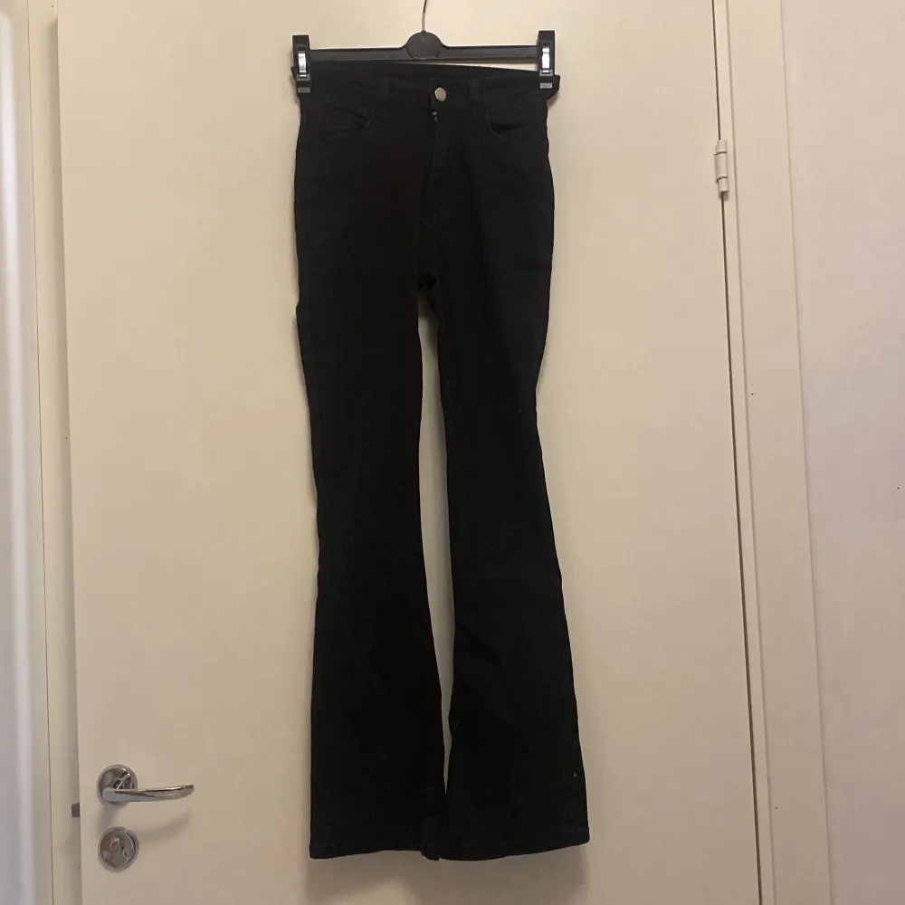 Svarta utsvängda jeans i storlek xxs, aldrig använda. Från shein. Original pris 199kr. Jeans & Byxor.