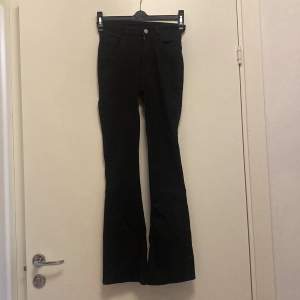 Svarta utsvängda jeans i storlek xxs, aldrig använda. Från shein. Original pris 199kr