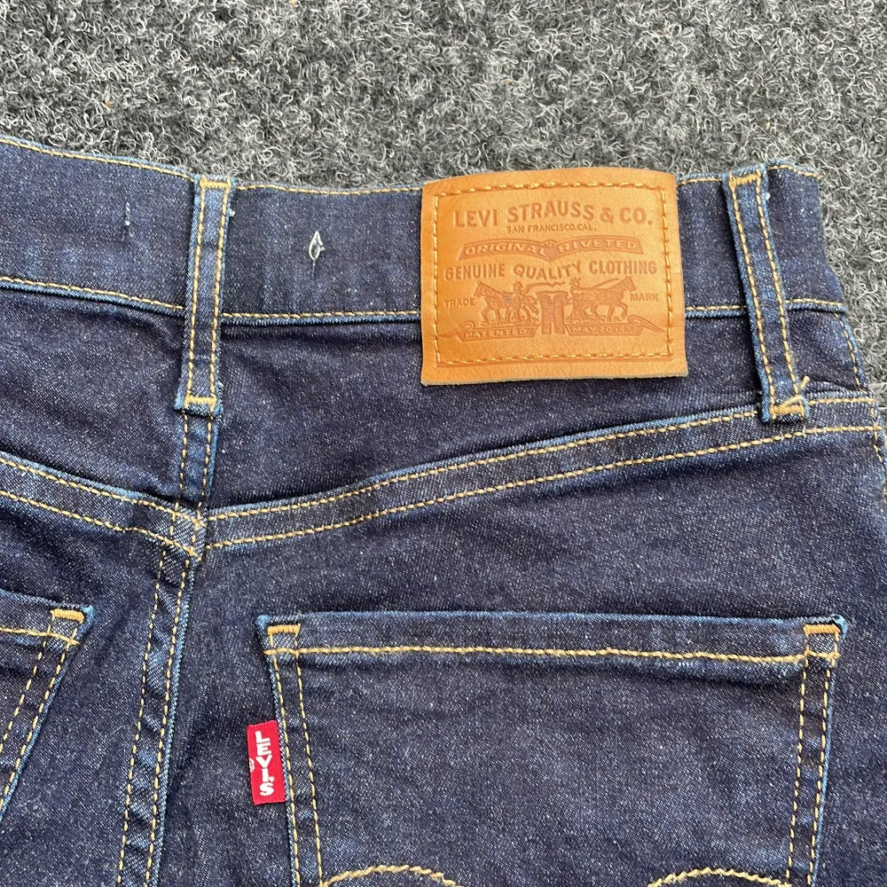 Snygga marinblå jeans, har aldrig används eftersom de var för små. Kostade 999kr från början. . Jeans & Byxor.