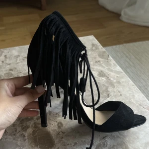 Klackskor med fransar - Klackskor med fransar i mocka köpta i London, använda en gång!🖤