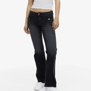H&M jeans - På bilden har jag 38 alltså det är inte samma par som säljs!!! Hej säljer dessa hm jeans i storlek 36!😍 de är i samma modell som de populära gröna hm byxorna🫶😍