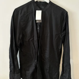 Oanvänd skjorta H&M - Svart skjorta från H&M, ny och oanvänd. Slim fit. Utan krage.