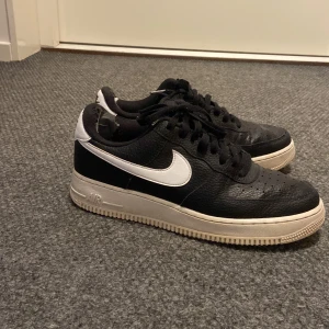 Nike air force - Svarta Nike air force som är i ett helt okej skick men är lite sönder i hälen på ena skon.  Pris kan diskuteras 