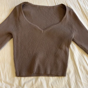 långärmad - En brun/beige långärmad tröja från h&m men inte tillgänglig längre. Väldigt bra skick och helt oanvänd. Ord pris 250