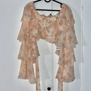 Topp - Superfin blommig volangtopp! Med knytning framtid eller baktill i mesh!😊 aldrig använd