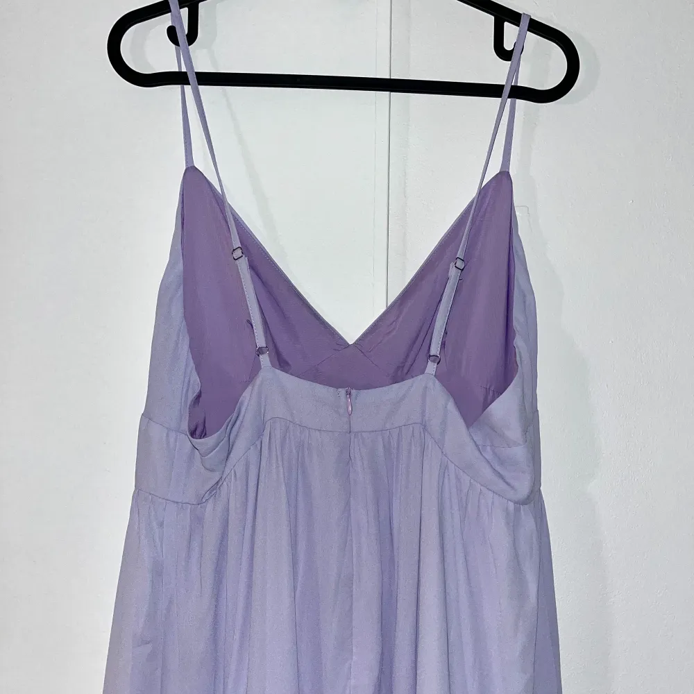 Superfin lila/viol färgad klänning med små volanger längst benen och justerbara band i bysten! Aldrig använd😊. Klänningar.