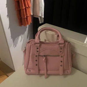 Rosa väska  - Använd fåtal gånger, så är i väldigt bra skick. Köparen står för frakten! 