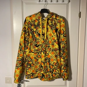Moschino hoodie  - Jag säljer min Moschino hoddie den är knappt använd och i jättebra skick, köpte den för 3000kr.
