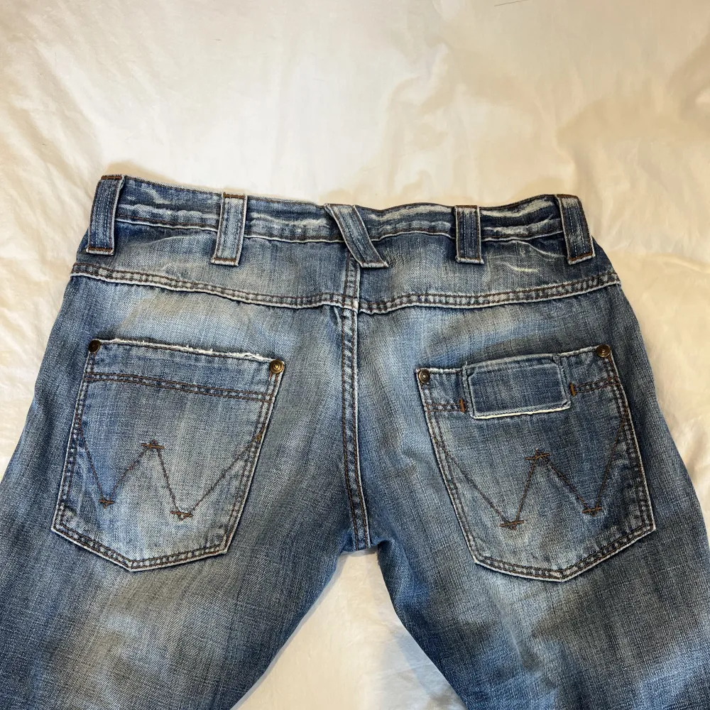 Låga mörkblå jeans från wrangler. Vet inte exakt storlek men jag är som referens 174 cm lång. . Jeans & Byxor.