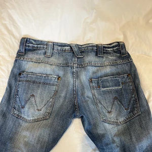 Låga jeans - Låga mörkblå jeans från wrangler. Vet inte exakt storlek men jag är som referens 174 cm lång. 