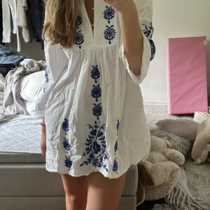Zara klänning  - Nu säljer jag min fina klänning från zara. Jag säljer då den inte kommer till andväning längre💓 om du är intresserad, kontakta mig🌸 betalningen sker via Swish. Köpte för 399 kr tror jag, därav priset ⚠️snabba köp prioriteras⚠️