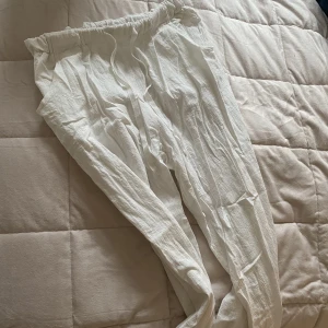 Linnebyxor  - Vita lågmidjade linnebyxor, storlek m, men små i storleken !  Använda en gång.